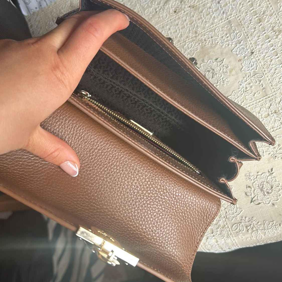 Brun handväska i skinn med metallhandtag - 3