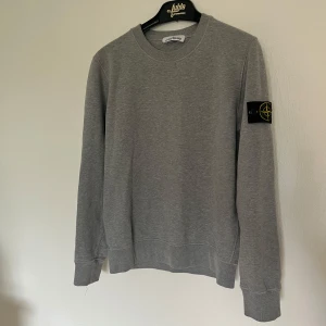 Stone island tröja - Säljer nu denna schysta stone islands tröja som är köpt på nk i Göteborg. Tröjans storlek är S. skicket på denna är 9/10 inga defekter, väl använd men fortfarande mycket bra skick. För fler frågor eller funderingar är det bara att skriva!