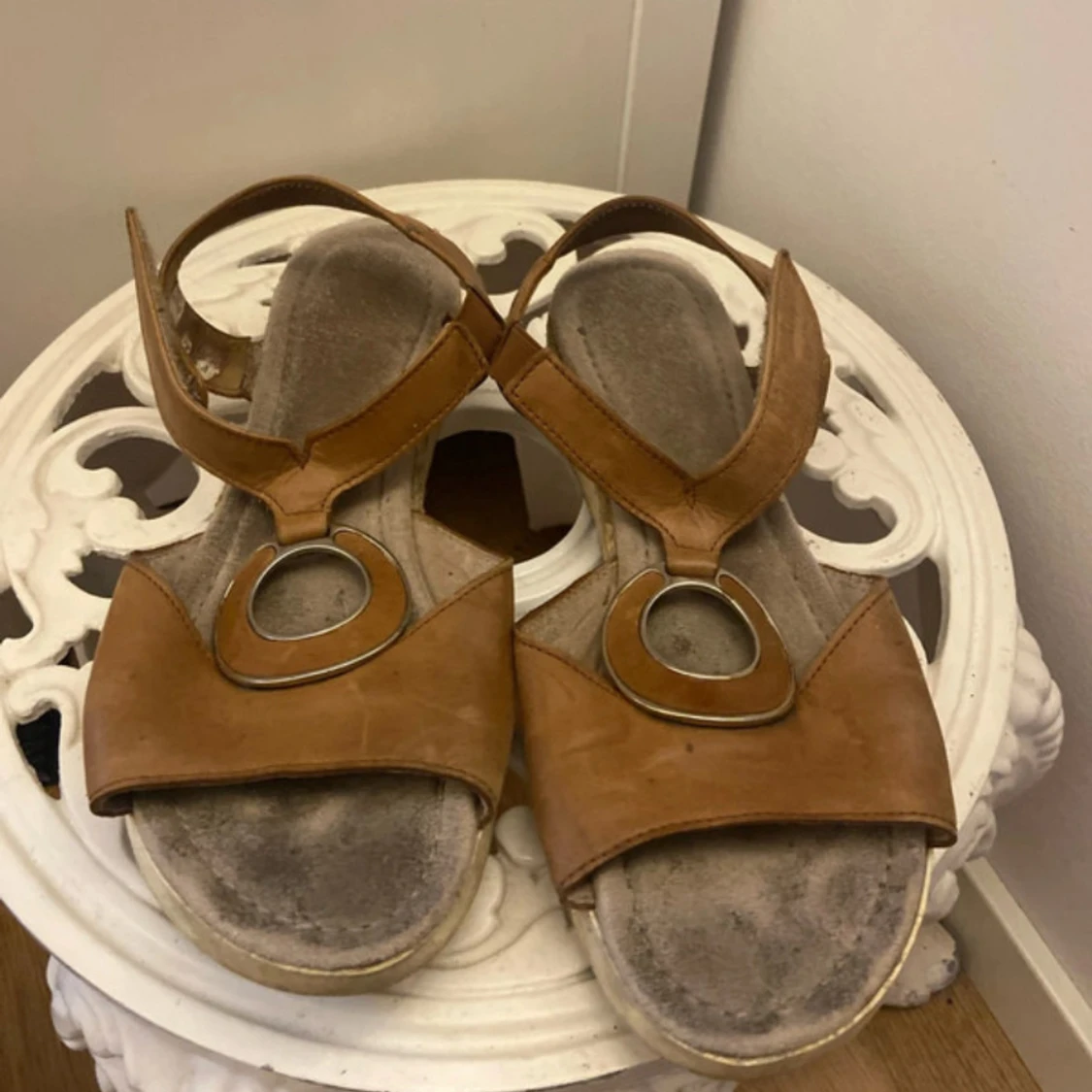 Bruna sandaler från Gabor med ringdetalj