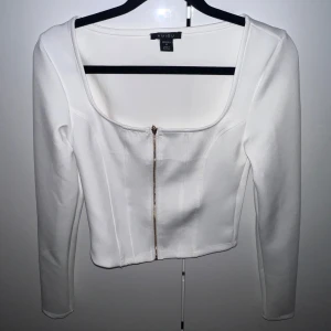 Vit långarmad tröja  - Knappt använd , storlek S