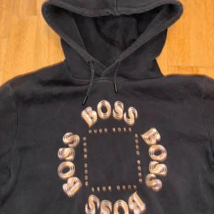 Hugo Boss Hoodie - Delvis använd Helt slutsåld överallt går inte och få tag på den idag Lite stor i storleken  Pris kan diskuteras 