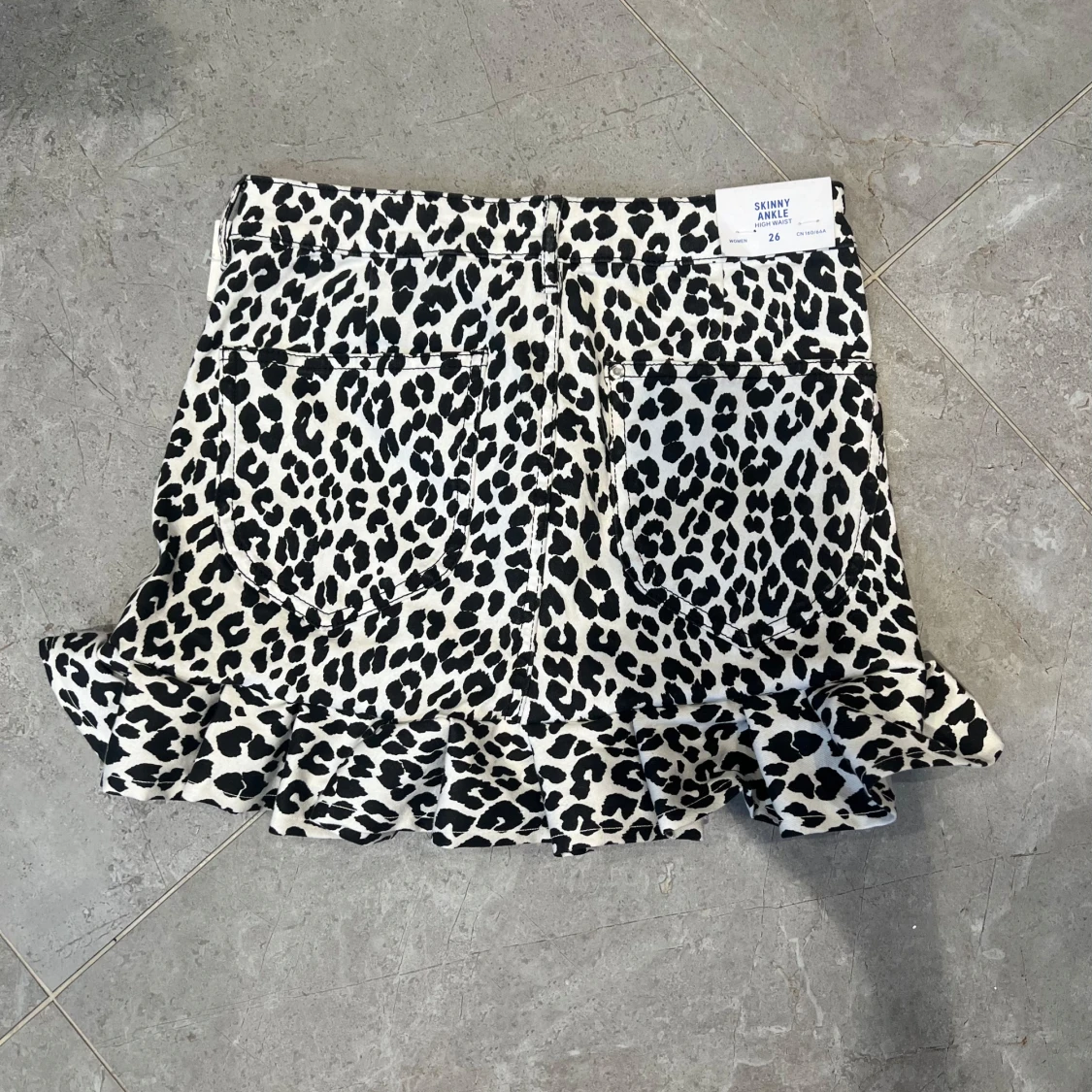 Leopardmönstrad kortkjol med volang - 1