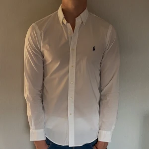 Ralph lauren skjorta - 📐 Storlek: S, Slimfit ✨ Skick: Väldigt bra 📏 Modellen är 185 cm / 75 – sitter lite tajt. 100% cotton stretch