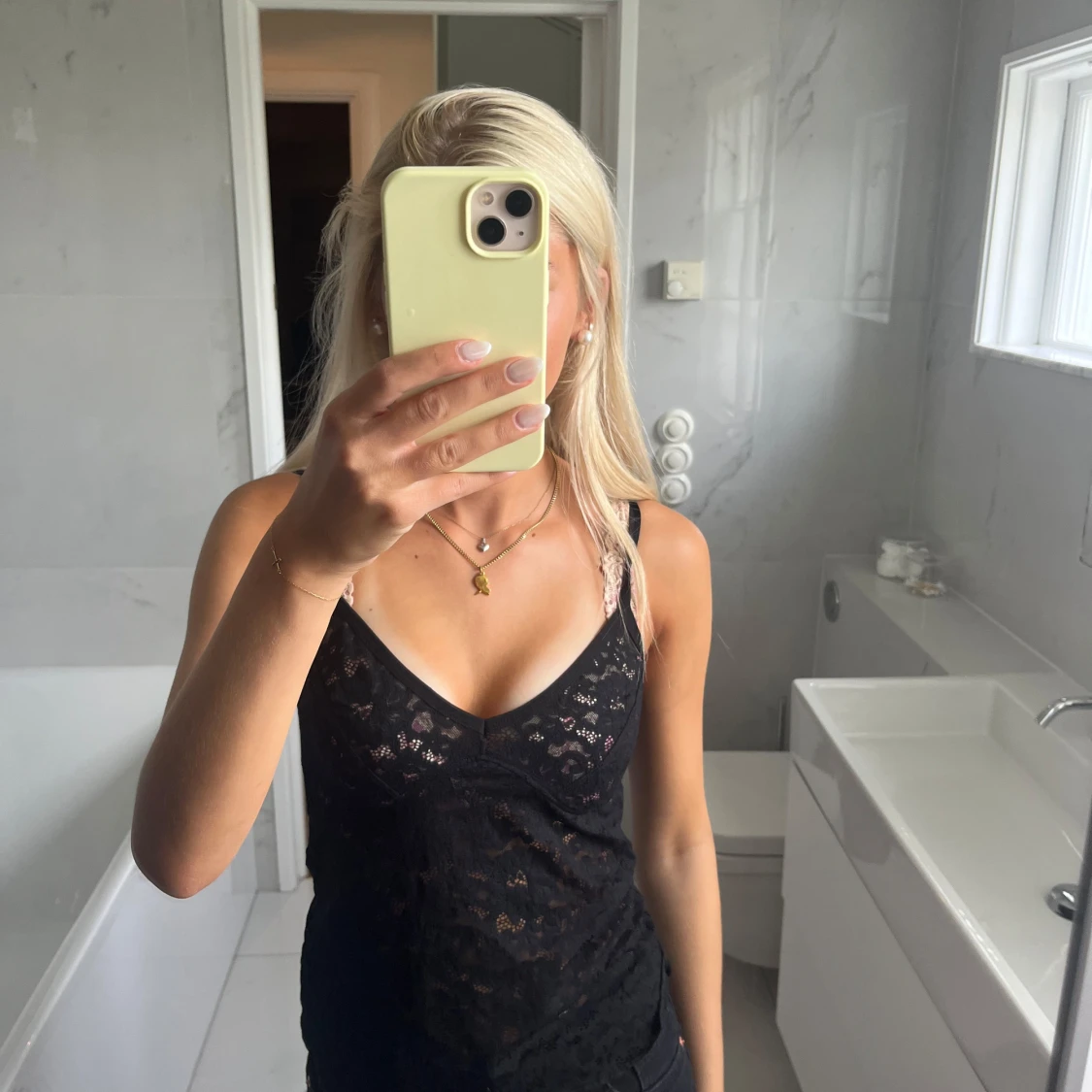 Svart spetsig linnetopp med v-ringning