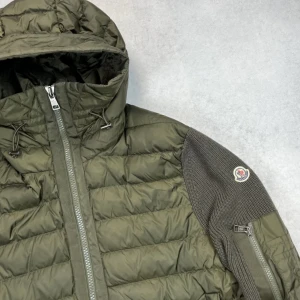 Moncler hooded cardigan jacket - – Condition: 9/10 - flawless  – Retail price: 12 000 + SEK  Please note that Moncler runs small, we recommend going up one size from your usual size.
