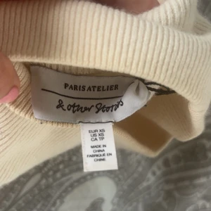 Beige stickad tröja & Other Stories XS - Superfin beige stickad tröja från & Other Stories Paris Atelier. Perfekt för lager-på-lager och enkel att matcha med jeans eller något. 
