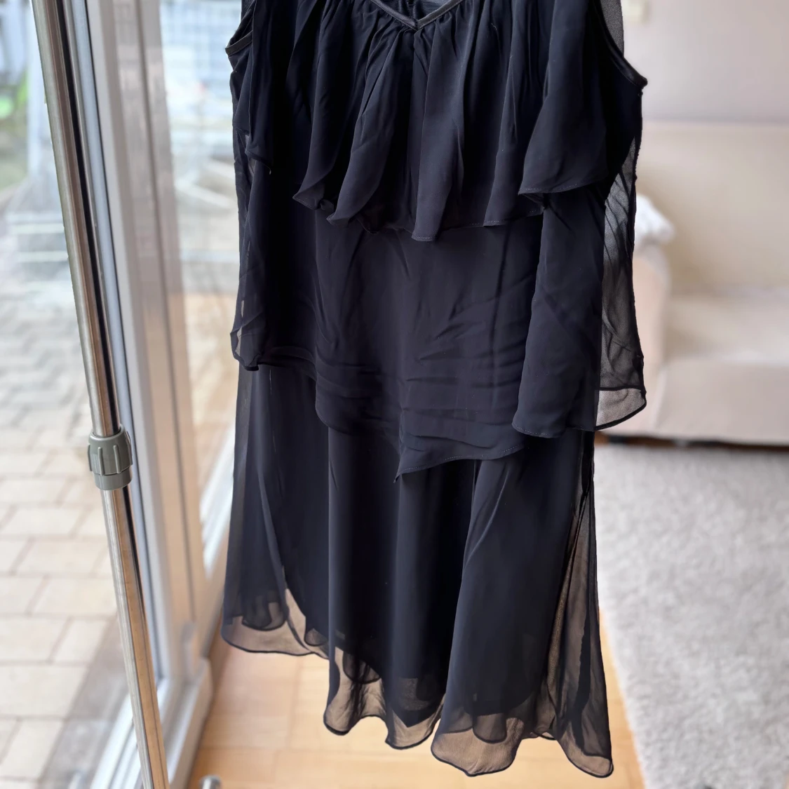 Svart omlottklänning med volang - 2