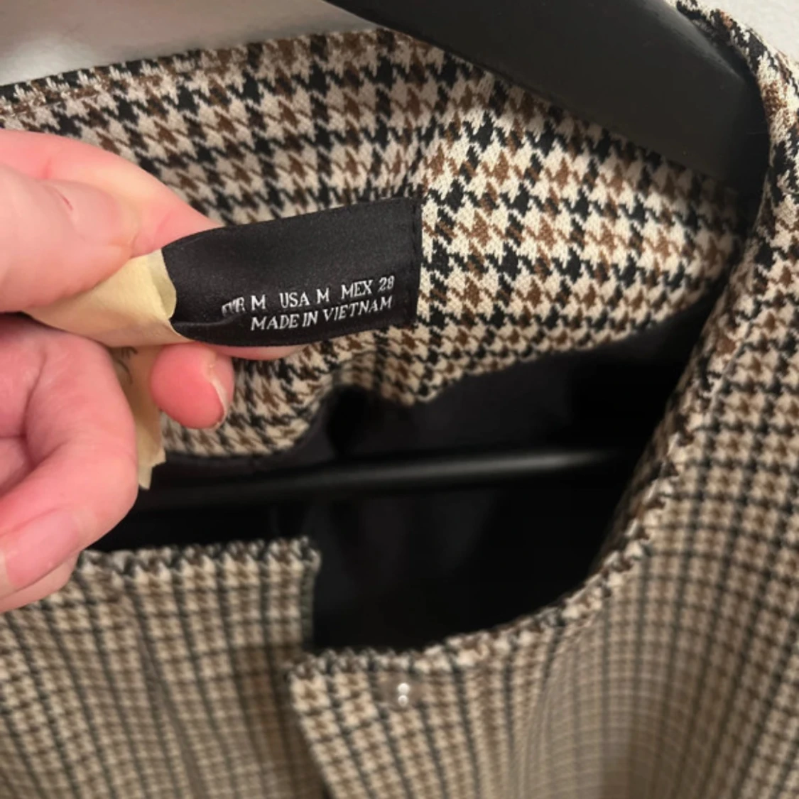 Rutig kappa med bälte i beige och svart - 1