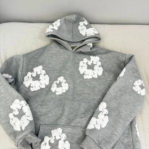 Denim tears - Säljer en grå hoodie från Denim Tears. Oanvänd riktigt snygg och skön 