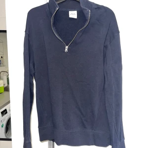 Half zip Zara  - Half zip från Zara, bra simpelt plagg, har knappt används och legat i garderoben ett bra tag nu. Köptes på Zara Göteborg omkring 2-3 år sen
