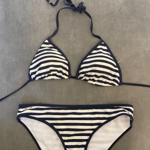 Randig bikini - Oanvänd randig bikini, delarna går att köpa separat!