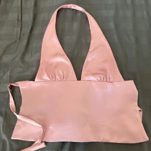 Zara Rosa halterneck satintopp med knyt - Säljs inte längre och svår att få tag i! Supersnygg ljusrosa halterneck topp i satin med breda band och knytning i ryggen. Hör av er vid frågor ❤️