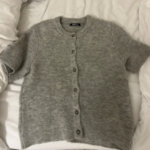 Grå stickad kofta från Gina Tricot - Jättefin grå stickad tröja ifrån Gina! Den är storlek L men passar S/M. Nästan aldrig använd