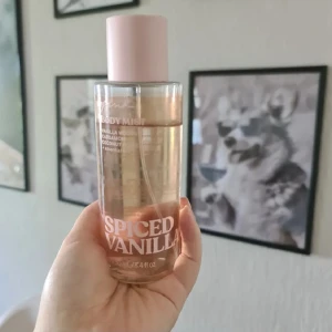 Spiced Vanilla Body Mist från Pink victoria's secret - Fräsch body mist från Pink med doft av vaniljträ, kardemumma och kokosflingor. Flaskan är genomskinlig med ljusrosa lock och text. Innehåller eteriska oljor och är vegansk. Perfekt för dig som gillar söta och kryddiga dofter.kvarstående mängd enligt bild. Säljs via köp nu inga förhandlingar 