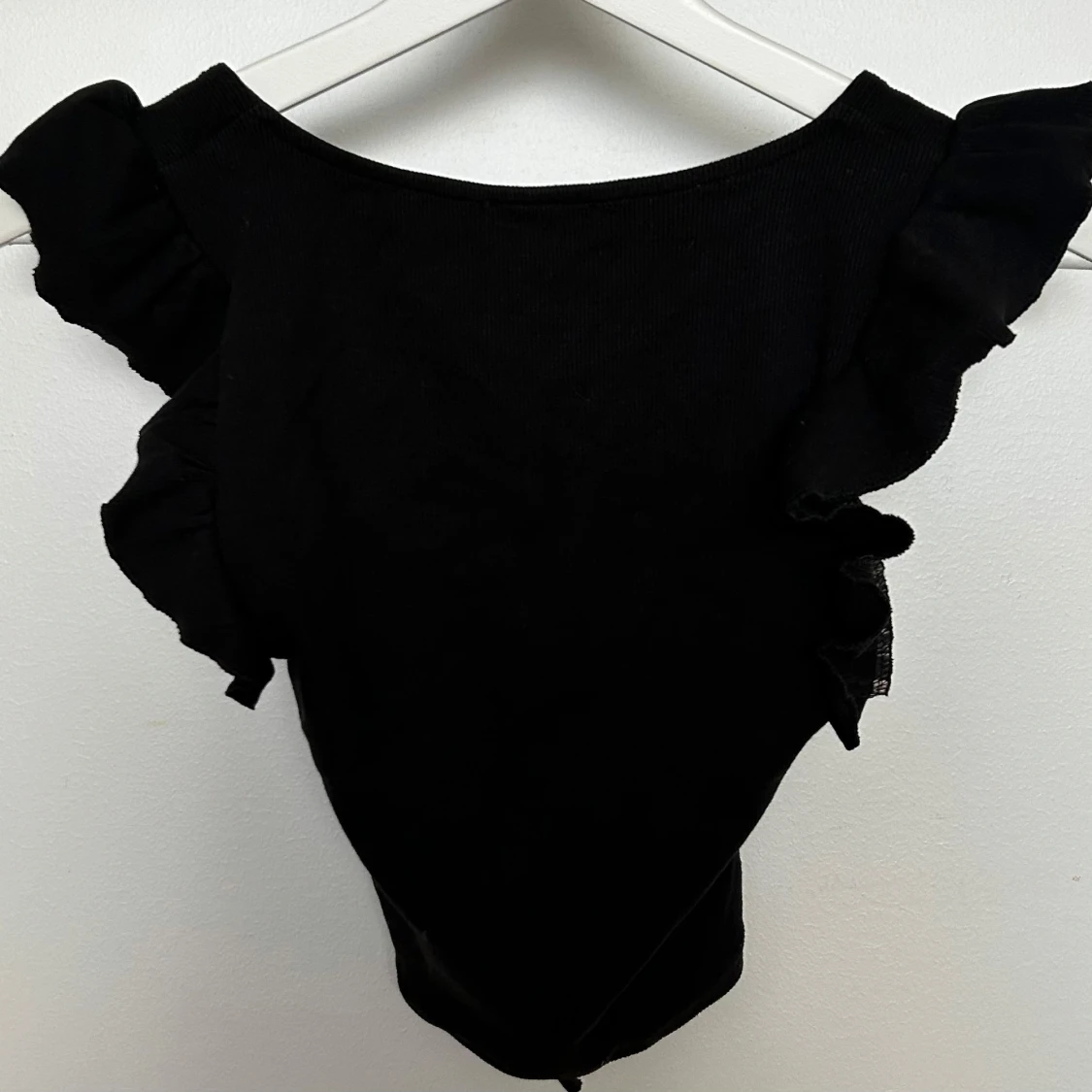 Svart croppad topp med volangärmar - 4