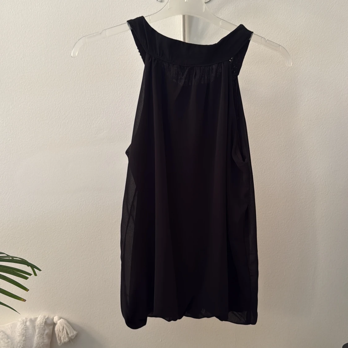 Svart ärmlös topp med pärldetaljer - 1