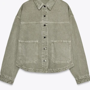 Jeansjacka - Snygg jeansjacka i grönt denimtyg med två stora bröstfickor och knappar framtill. Jackan har klassisk krage, lång ärm med knapp vid ärmslut och en avslappnad passform. 