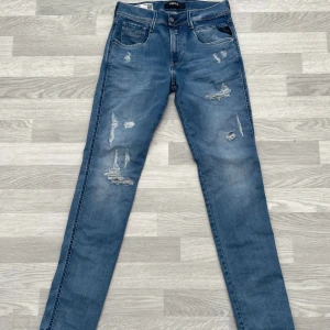 Replay Anbass (med slitningar) - - Replay Anbass (med slitningar) - Nyskick - Storlek 29/32 - Nypris: 1800kr - Mitt pris: 649kr