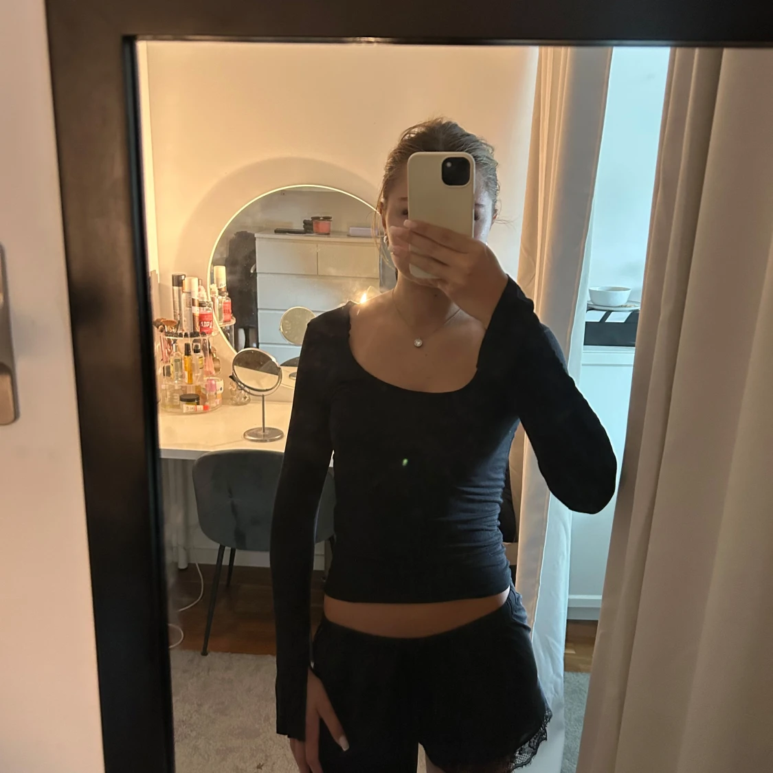 Svart långärmad topp med asymmetrisk ringning