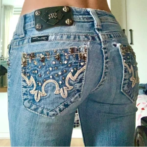 Miss Me jeans - (Lånade bilder från personen jag köpte jeansen från) Säljer ett par  Miss Me jeans i storlek 25! Obs jeansen har små hål bakifrån vid fickorna, men som säkert går att sy ihop!❤️