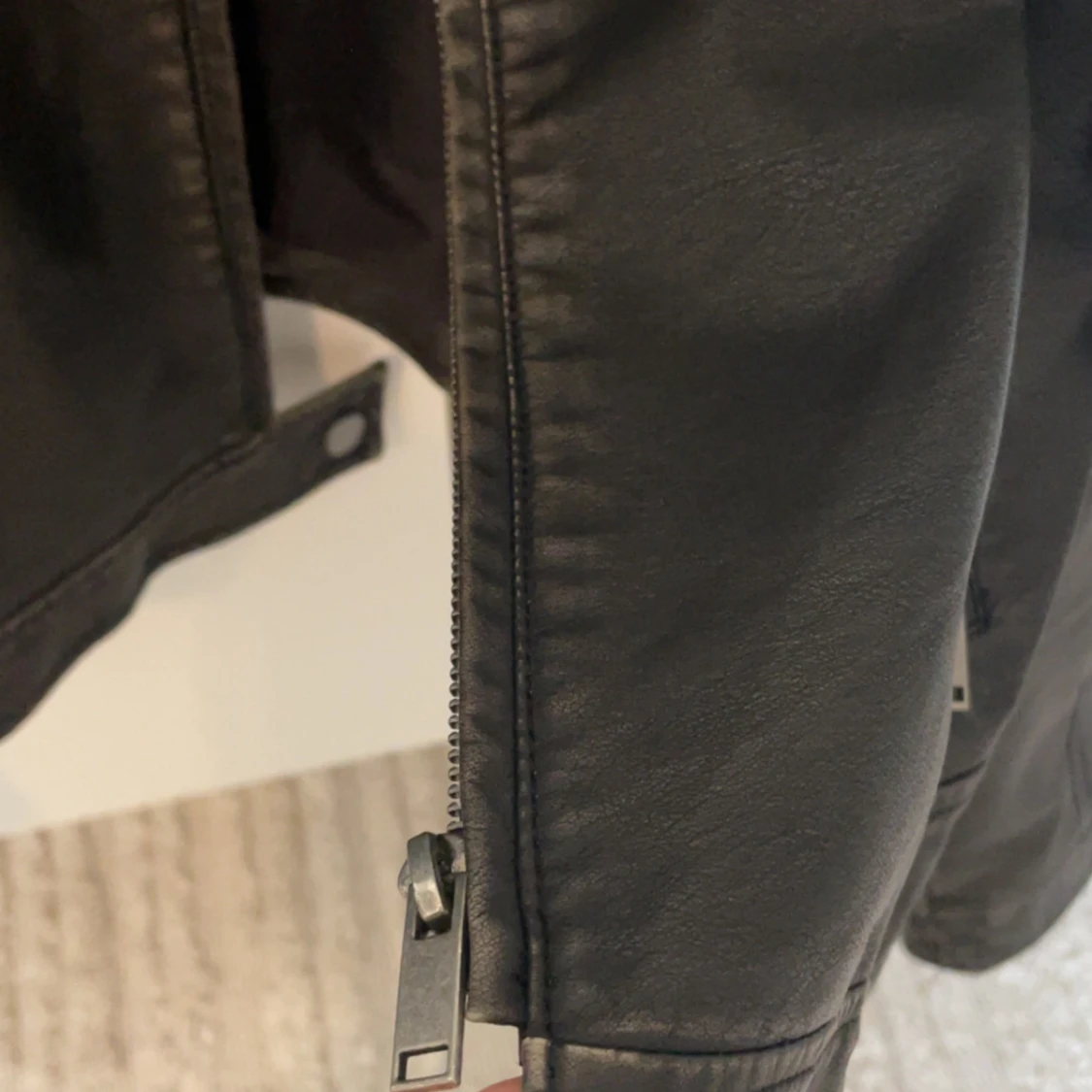 Svart skinnjacka från Gina Tricot - 3