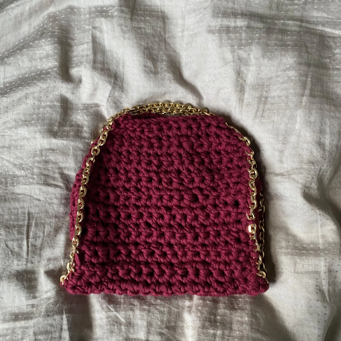 Vinröd virkad axelväska med guldkedja