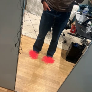 Blå jeans Tommy Hilfiger - Snygga blå jeans från Tommy Hilfiger med klassisk femficksdesign. Jeansen har normal passform och är tillverkade i mjukt denimtyg med subtila slitningar. Perfekta för dig som gillar en tidlös och avslappnad look.