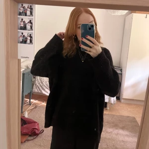 Svart stickad tröja från Zara - Svart stickad tröja från Zara som är oversized på mig som är XS men passar även större storlekar! Säljer för att den är lite för stor på mig och därför inte kommer till användning och för att jag behöver pengar till min student