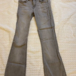 Grå Low Boot jeans - Snygga grå jeans från 157 med bootcut passform och låg midja. Klassisk femficksmodell i mjukt denimtyg, perfekta för dig som gillar en avslappnad men trendig look. 