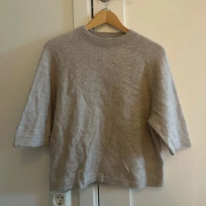 Beige stickad tröja & Other Stories - Supermjuk beige stickad tröja från & Other Stories. Tröjan har rund hals, trekvartsärm och en relaxed passform. Tvevka inte att skriva! 