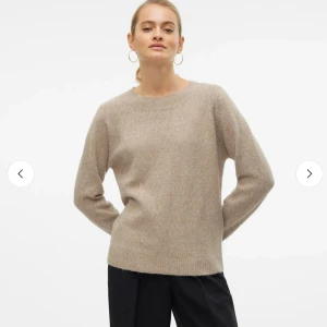 Beige stickad tröja i kashmir - Mysig beige stickad tröja i kashmir med rund halsringning och långa ärmar. Enkel och stilren design som passar perfekt till både jeans och kostymbyxor. Tröjan har ribbade muddar vid ärmslut och nederkant för en snygg finish. Ganska nopprig men går lätt att fixa med noppkam