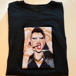 Limitato t-shirt strl xs. - Snygg svart limitato T-shirt i strl XS. T-shirten är i fint skick. Varan är köpt på NK, nypris 1599:-. Medföljer original box. För mer info tveka inte att höra av dig.