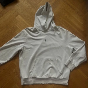 Vit Ralph Lauren Hoodie - Vit Hoodie från Ralph Lauren  Storlek XL passar L-XL  Inga Flaws👕