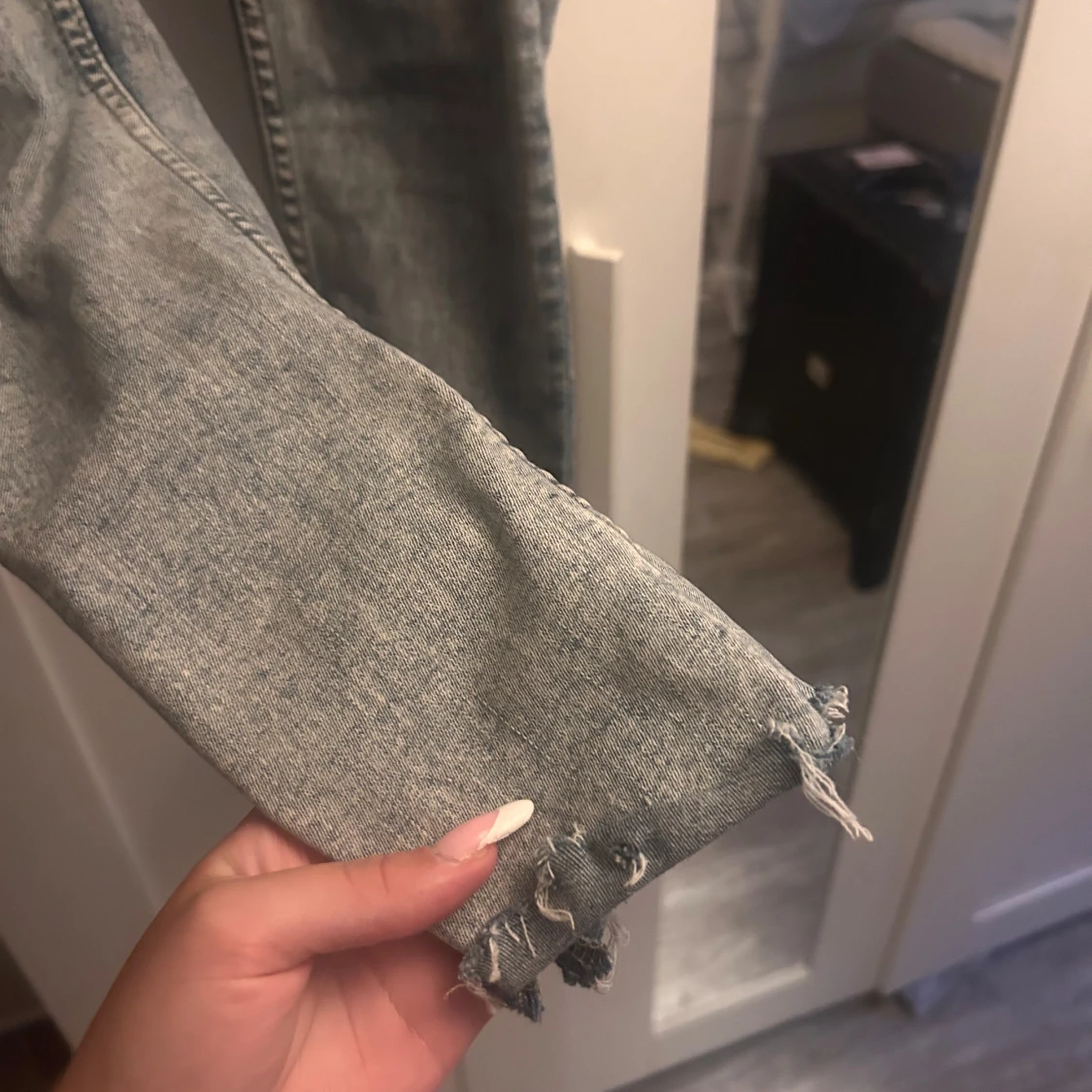 Ljusgrå skinny jeans med råa kanter - 2