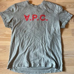 A.P.C - A.P.C T-shirt | Storlek: M | Skick - 10/10 Inge tecken på användning | 
