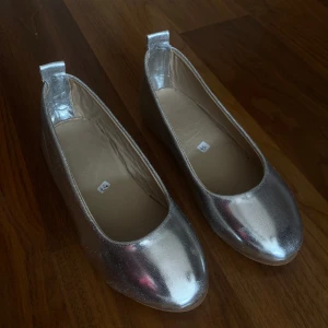 Silver ballerinaskor - Köpt på marknad utomlands så inget märke, använda 1 gång