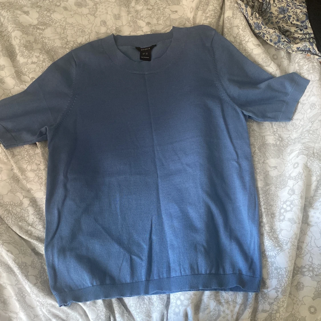 Blå stickad t-shirt från Uniqlo