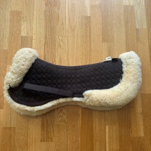 Mattes pad - Mattes pad med ljus ull och brunt tyg. Knappt använd då vi råkade köpa fel storlek😃 Storlek M. går att förhandla om priset