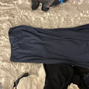 Blå kjol med slits - Skit snygg blå lång kjol med slits från shein i Sl L/M ❣️