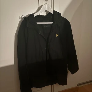 Lyle & Scott Jacka - Lyle & Scott Jacka, vindjacka i bra skicka. Svart. Nypris 1999kr