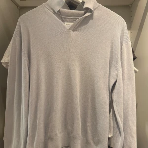 Ljusgrå stickad hoodie These Glory Days - Säljer en ljusgrå stickad hoodie från These Glory Days i storlek small. Tröjan har en chill huva, ribbad struktur och långärmade ärmar. Perfekt för dig som gillar enkel och clean stil med lite extra edge. Passar dig som vill ha en soft och snygg look.