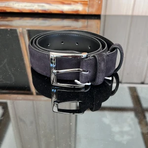 Suede bälte navy - Sjukt snyggt suede bälte i navyblå som är helt nytt! Fraktar samma dag som köp och skickar med en överraskning vid snabb affär🤩
