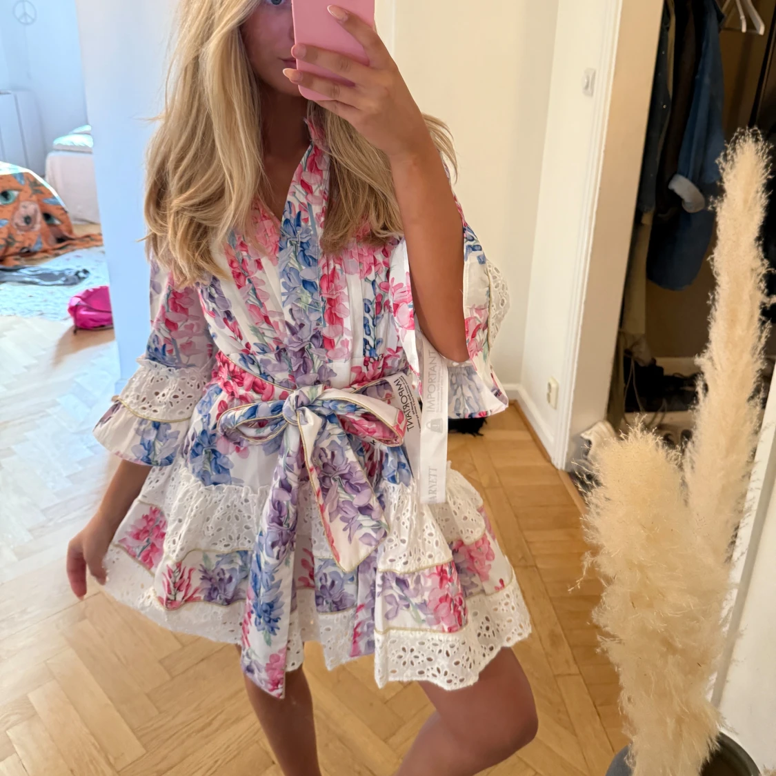 Blommig vit kortklänning från Bella barnet