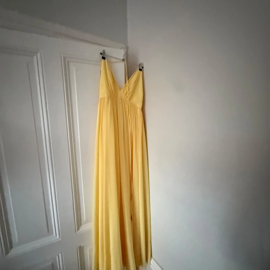 Gul långklänning med v-ringning - 2