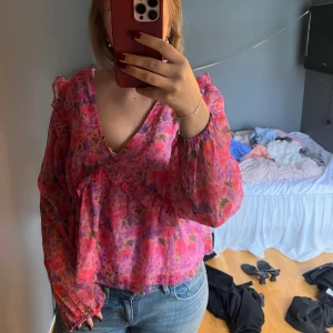 Blommig rosa blus  - Säljer en söt blommig blus i rosa och lila😊
