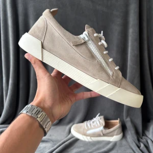 Giuseppe Zanotti skor (NYSKICK) - Giuseppe zanotti Frankie skor i grymt skick | orginalstorlek: 43, fråga om innermått vi osäkerhet | ingår: endast skorna | fraktar spårbart eller möts upp i Täby📍