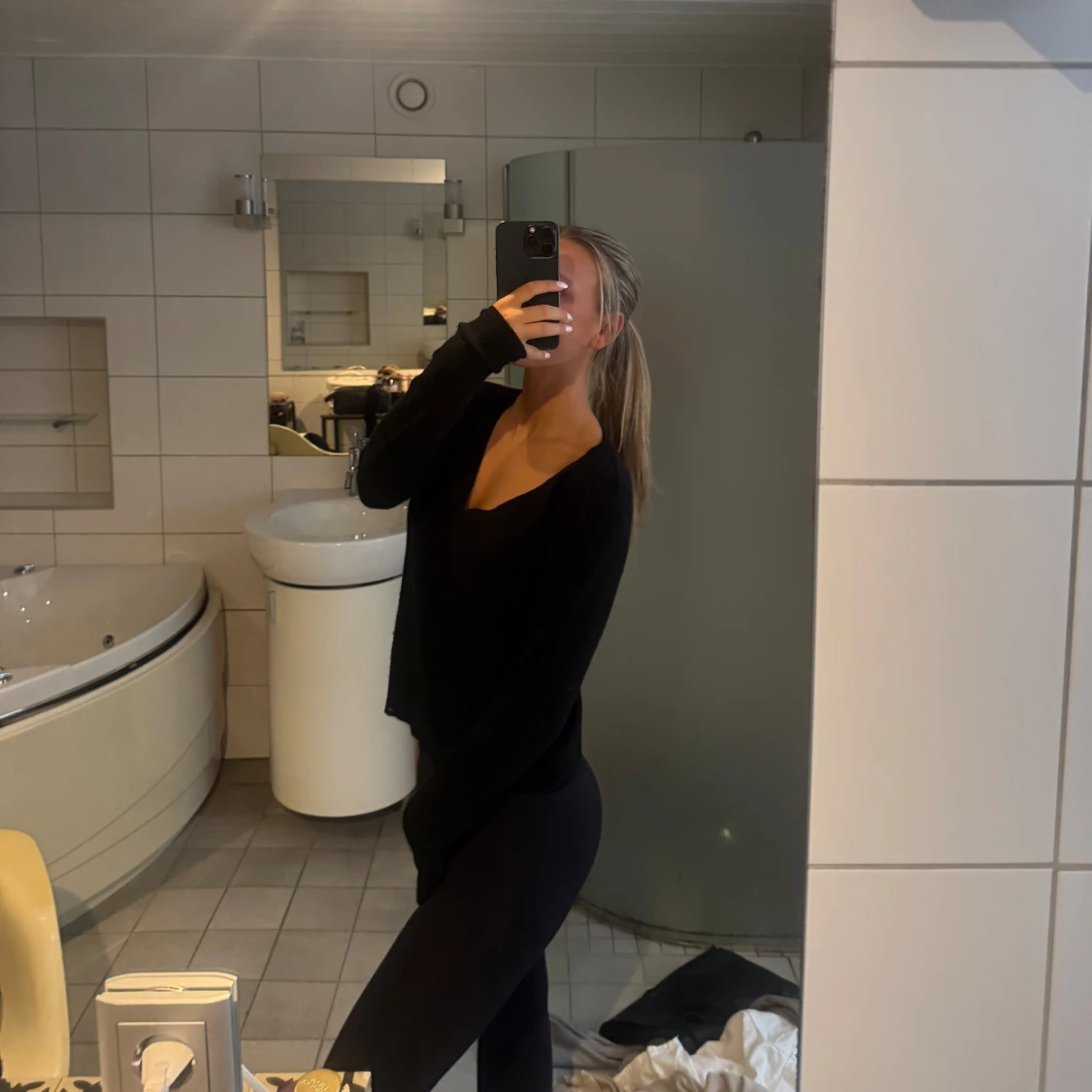 Svart v-ringad stickad tröja  - 2