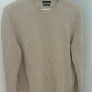 Beige stickad tröja Massimo Dutti - Snygg beige stickad tröja från Massimo Dutti med rund hals och långa ärmar. Enkel och stilren design som passar perfekt till jeans eller chinos. Mjuk och skön kvalitet som känns lyxig mot huden.