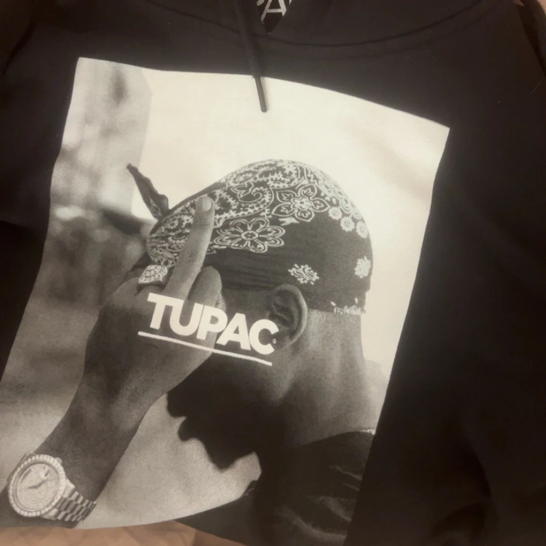 Svart hoodie med Tupac-print Mister Tee