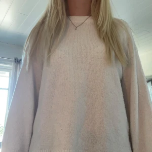 Vit stickad tröja med loose fit - Mysig vit stickad tröja med loose fit och långa ärmar. Tröjan har en enkel design utan mönster, rund hals och ribbade muddar vid ärmslut och nederkant. Perfekt för dig som gillar en chill och avslappnad stil. Använd ca 3-5 gånger vilket gjort så den är ganska nopprig. 